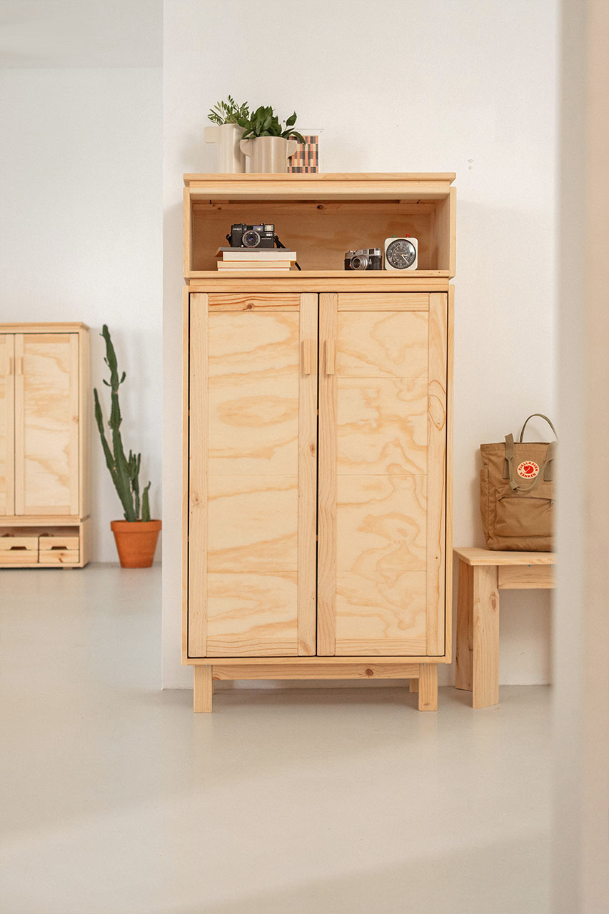 Imagen de ambiente 1 para:Armario de madera natural para el recibidor